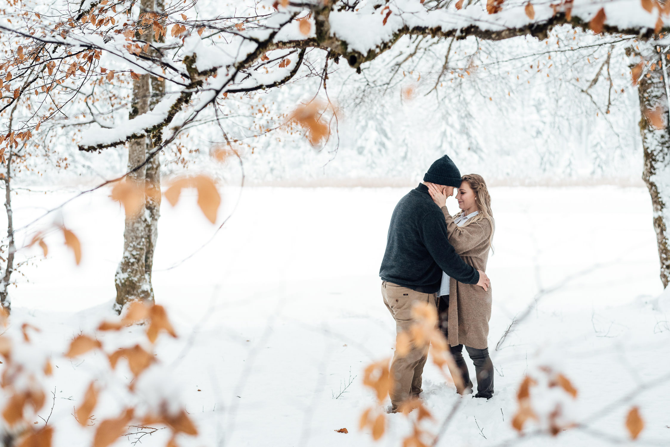 Natürliche Paarbilder im Schnee im Allgäu vom Fotograf