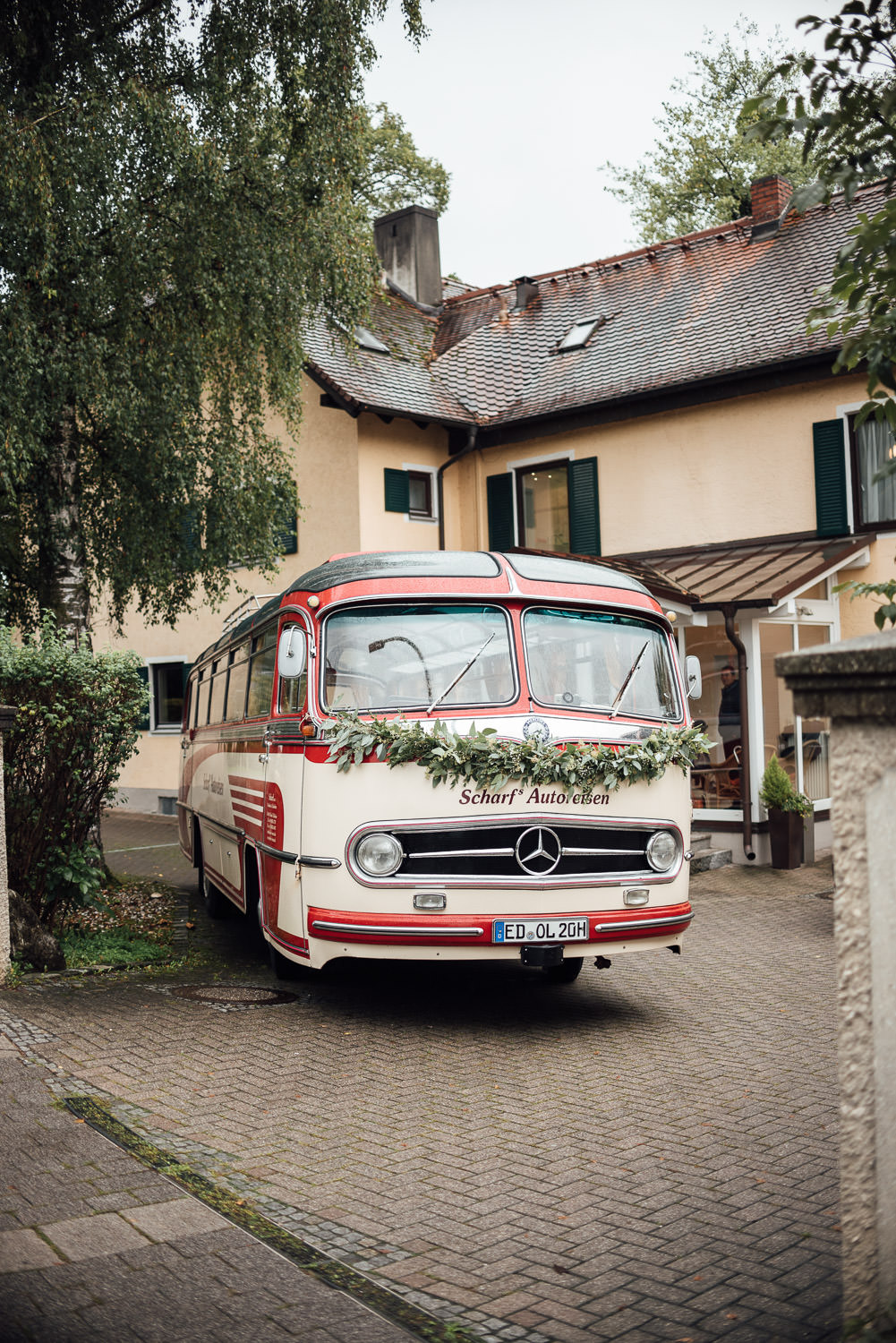 Oldtimer Bus bei einer Hochzeit am Ammersee